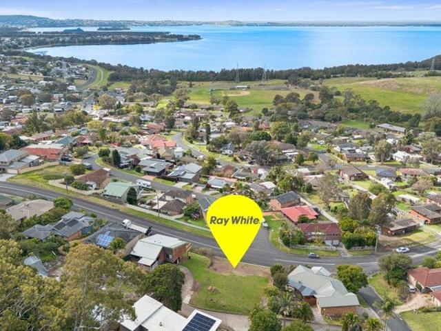 Elevated Koonawarra Block with Lake Views