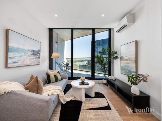 ELEVATED LAKESIDE LIVING WITH CITY CONVENIENCE