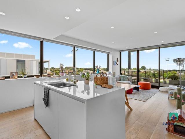 Elevated Lifestyle Apartment Overlooking the Oval in Prestigious Armadale
