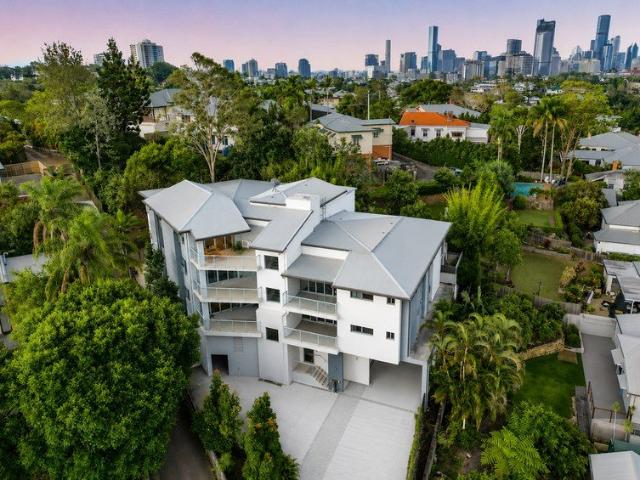 Elevated Lifestyle in the Heart of Highgate Hill