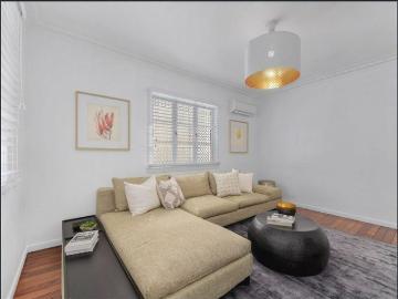 Elevated Lifestyle: Prime Location Close to City Hub and Schools