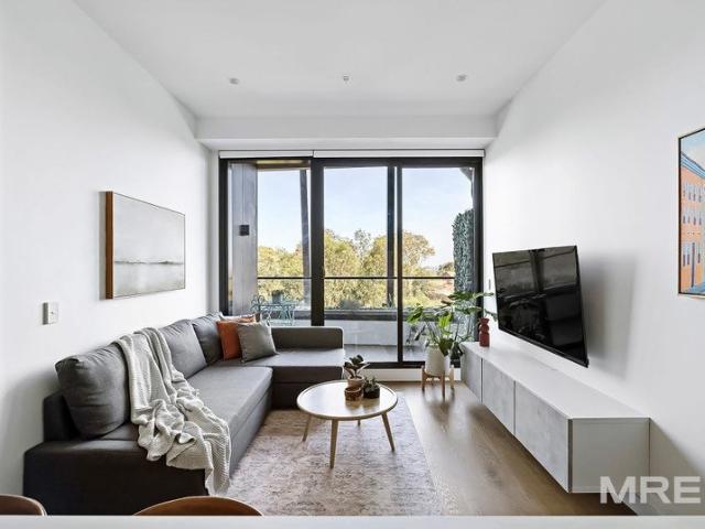 Elevated Living in Ivanhoe's Premier Address