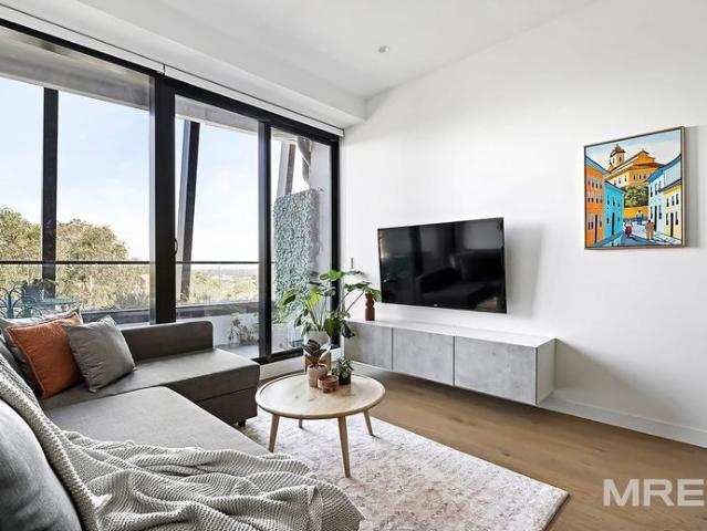 Elevated Living in Ivanhoe's Premier Address