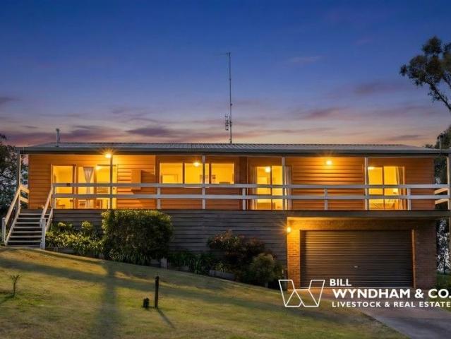 Elevated Living in Metung's Green Heart