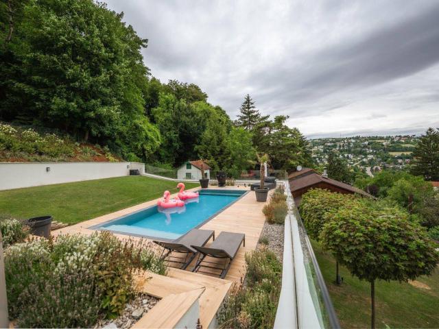 Elevated Living Moderne VILLA MIT SALZWASSERPOOL, AUFZUG & HERRLICHEM AUSBLICK