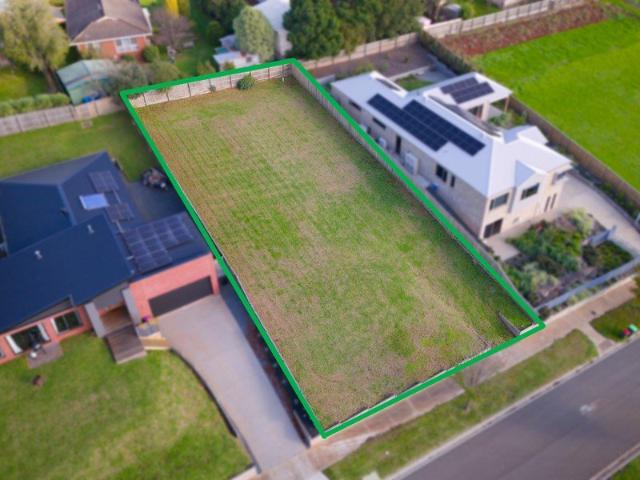 Elevated Living with Uninterrupted Views 954m² of Prime Land on the South Side
