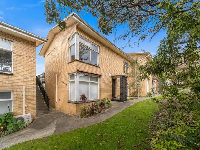 Elevated Living with a Leafy Outlook in a Prime Frankston Location