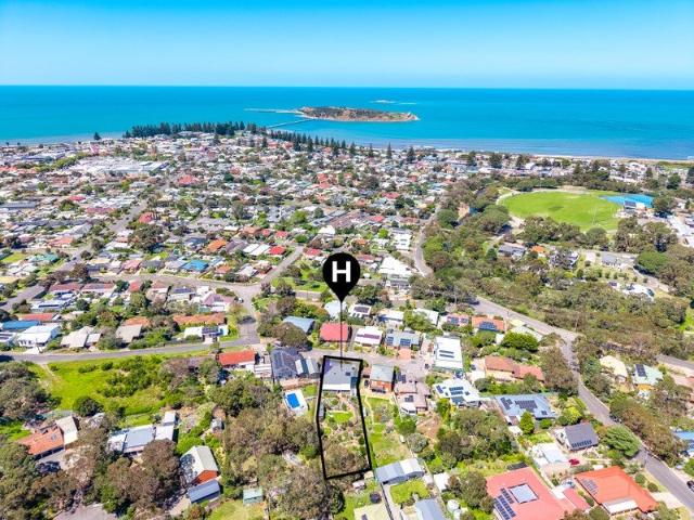 Elevated Living with Bluff, Granite Island & Rural Views