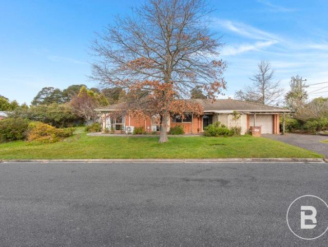 ELEVATED LIVING WITH FANTASTIC VIEWS ACROSS BALLARAT