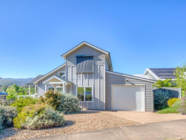 Elevated Living with Mountain Views, Moments from the Ovens River