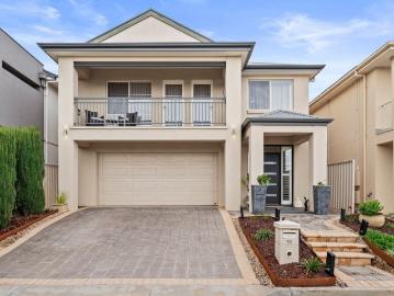 Elevated living with Seacliff Park at your feet