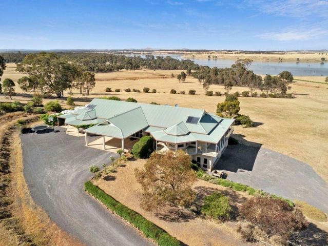 Elevated Living with Spectacular Lake Cairn Curran Outlooks