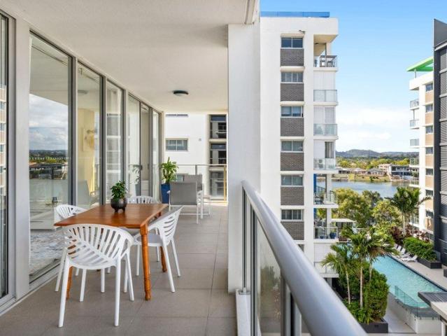 SPACE, STYLE, VIEWS & VACANT READY TO GO!