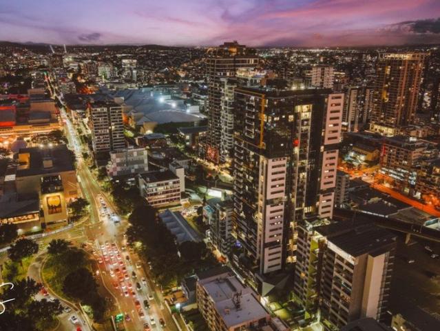 Elevated Luxury Apartment with Car Accommodation in Inner City Brisbane with Stunning Views of the River, City & Mt Coot tha
