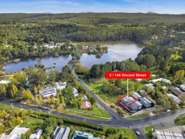 Elevated Luxury in Daylesford's Premier Lake Precinct Walk to the Lake