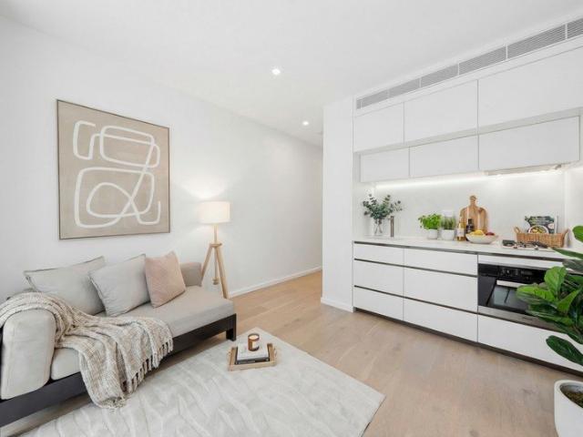 Elevated Luxury in the Heart of the CBD Premium Executive Residence