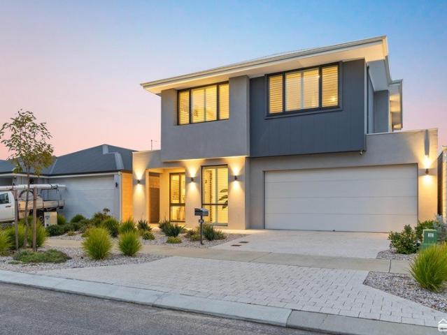 ELEVATED LUXURY WITH 269SQM OF EXECUTIVE LIVING
