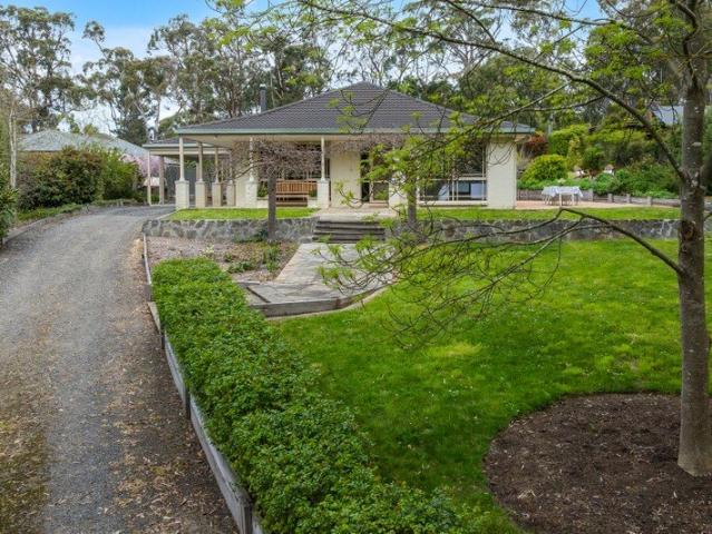 Elevated Macedon Living with Space, Views & Country Charm