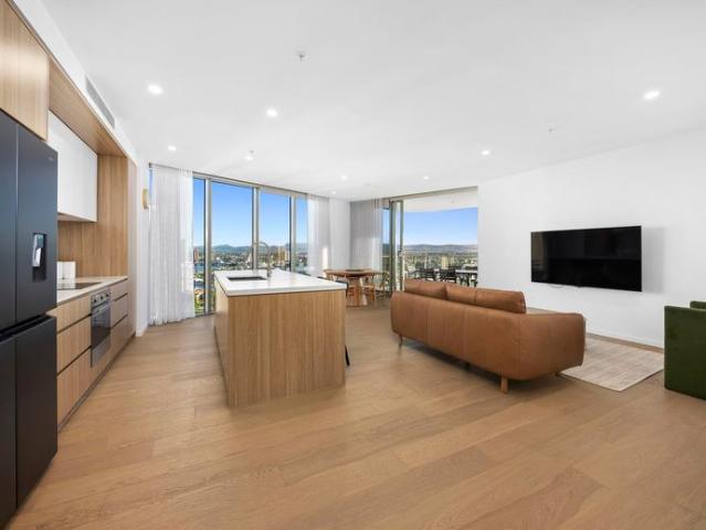 Elevated Main Beach Living I Ocean, Hinterland & Broadwater Views