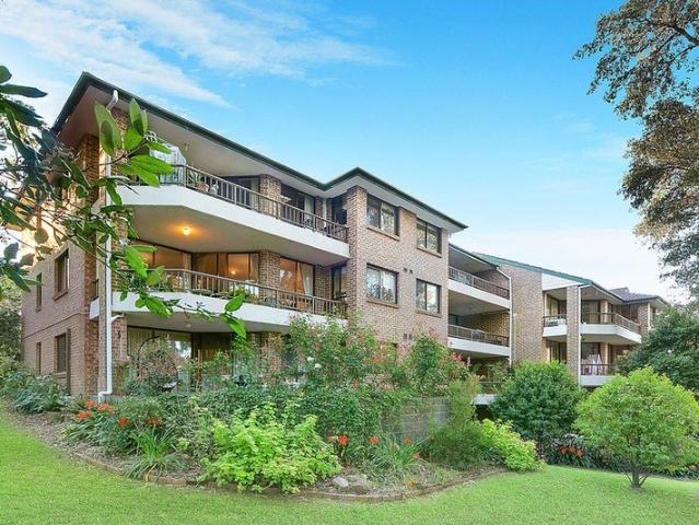 Elevated mid floor unit overlooking Boronia Park