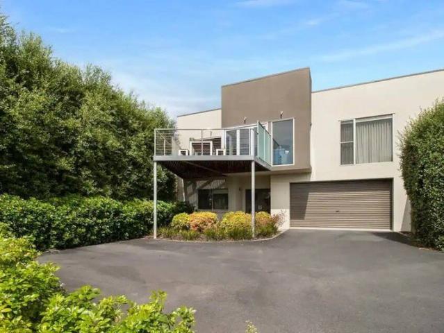 Elevated modern living in a quiet, sought after enclave