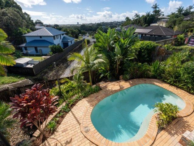 Elevated North East Facing Retreat in a Peaceful Cul de Sac