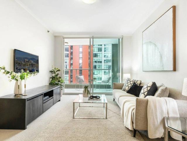 Elevated North Facing Apartment in Iconic 'Century Tower'