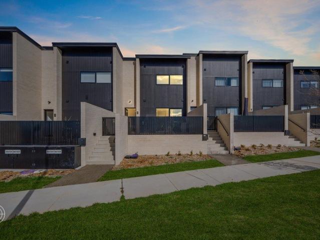 Elevated North facing townhome in thriving Googong