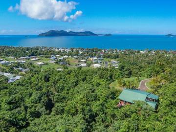 Big Livable Home Above the Coral Sea !