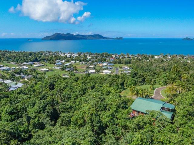 Big Livable Home Above the Coral Sea !