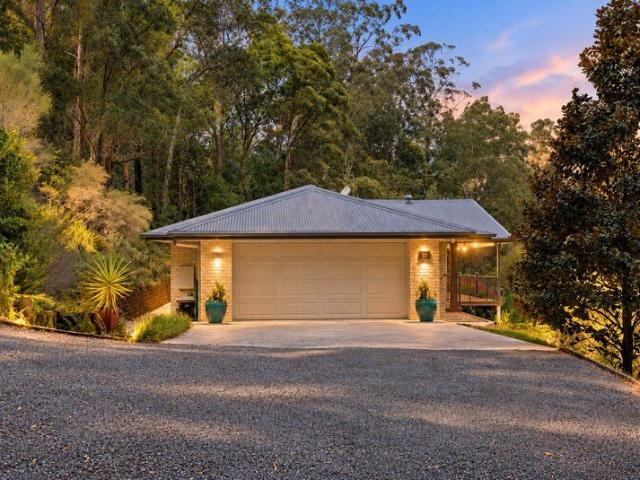 Elevated One Acre Escape, Valley Views & Five Minutes to Mullumbimby