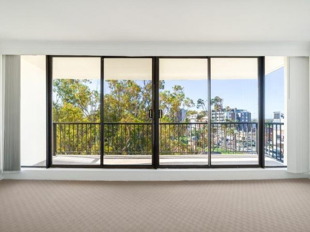 Elevated park side apartment with northern aspect