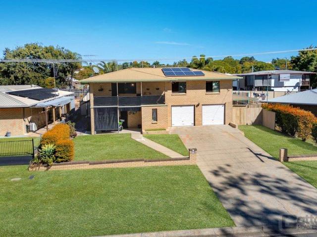 ELEVATED PARKFRONT LIVING WITH A SPARKLING POOL, MULTIPLE ENTERTAINING ZONES & VERSATILE FAMILY SPACES