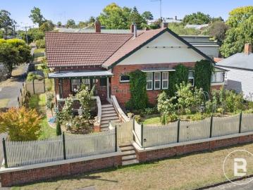ELEVATED PERIOD CHARM WITH STUNNING VIEWS IN CENTRAL LOCATION