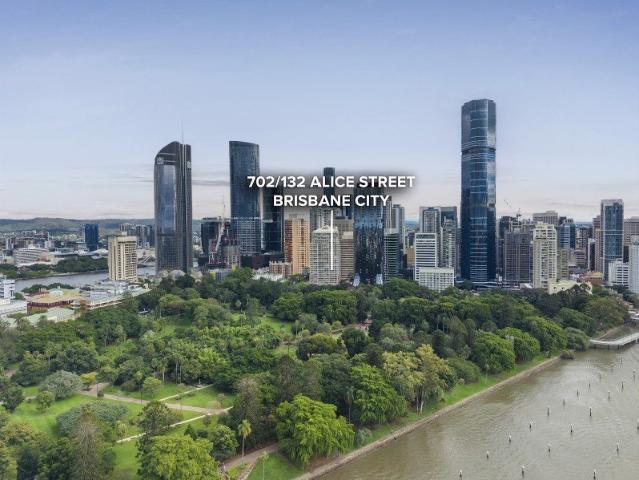 Elevated Position with Iconic Botanic Garden Views
