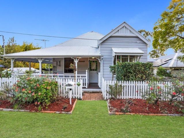 Elevated Queenslander Charm on Denmark Hill!