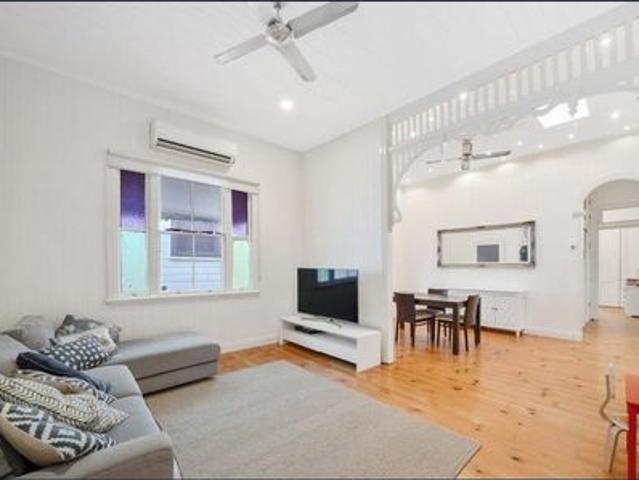Elevated Queenslander on Brisbane’s CBD Fringe