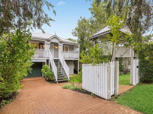 ELEVATED QUEENSLANDER LIVING IN SHERWOOD'S PREMIER POCKET