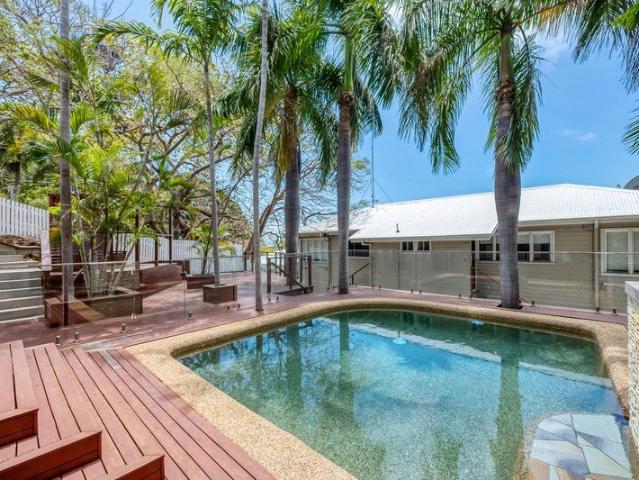 Elevated Queenslander Living with Breathtaking Ocean & City Views