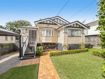 Elevated Queenslander Living with Designer Luxury