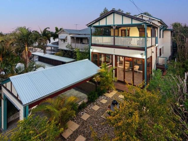 Elevated Queenslander with Panoramic District Vistas