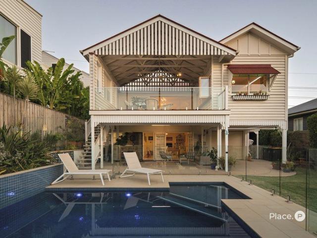 Elevated Queenslander with Spectacular Northern Views on 733m²