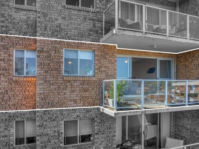 ELEVATED, RENOVATED AND A STROLL TO BAR BEACH & DARBY STREET