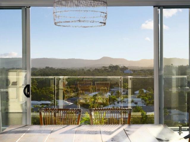 Elevated Resort Living with Panoramic Hinterland Views on 2,116m²