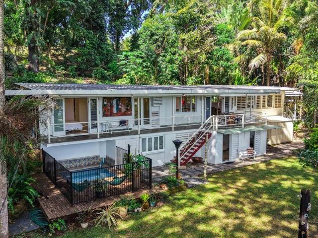Elevated Retreat Magnificent Views, Privacy & Prestigious Freshwater Living