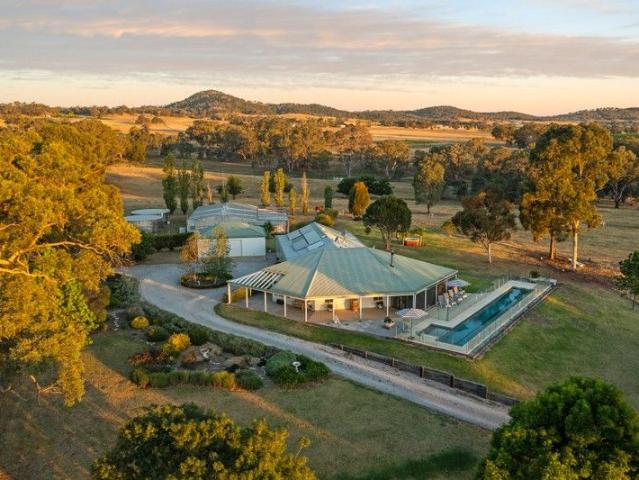LUXURY RESIDENCE, LAP POOL & SWEEPING RURAL VIEWS
