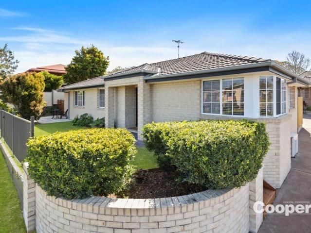 Elevated Single Level Living, Walk to Ulladulla Harbour, Township & Cafes'