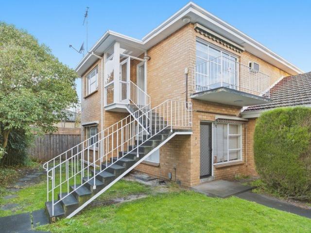 Elevated single level space and elegance in a peaceful tree lined street