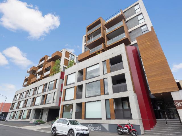 ELEVATED, SPACIOUS, BOUTIQUE LIVING IN THE HEART OF HAWTHORN