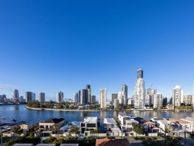 Elevated Sub Penthouse Living with Panoramic River, Skyline and Hinterland Views